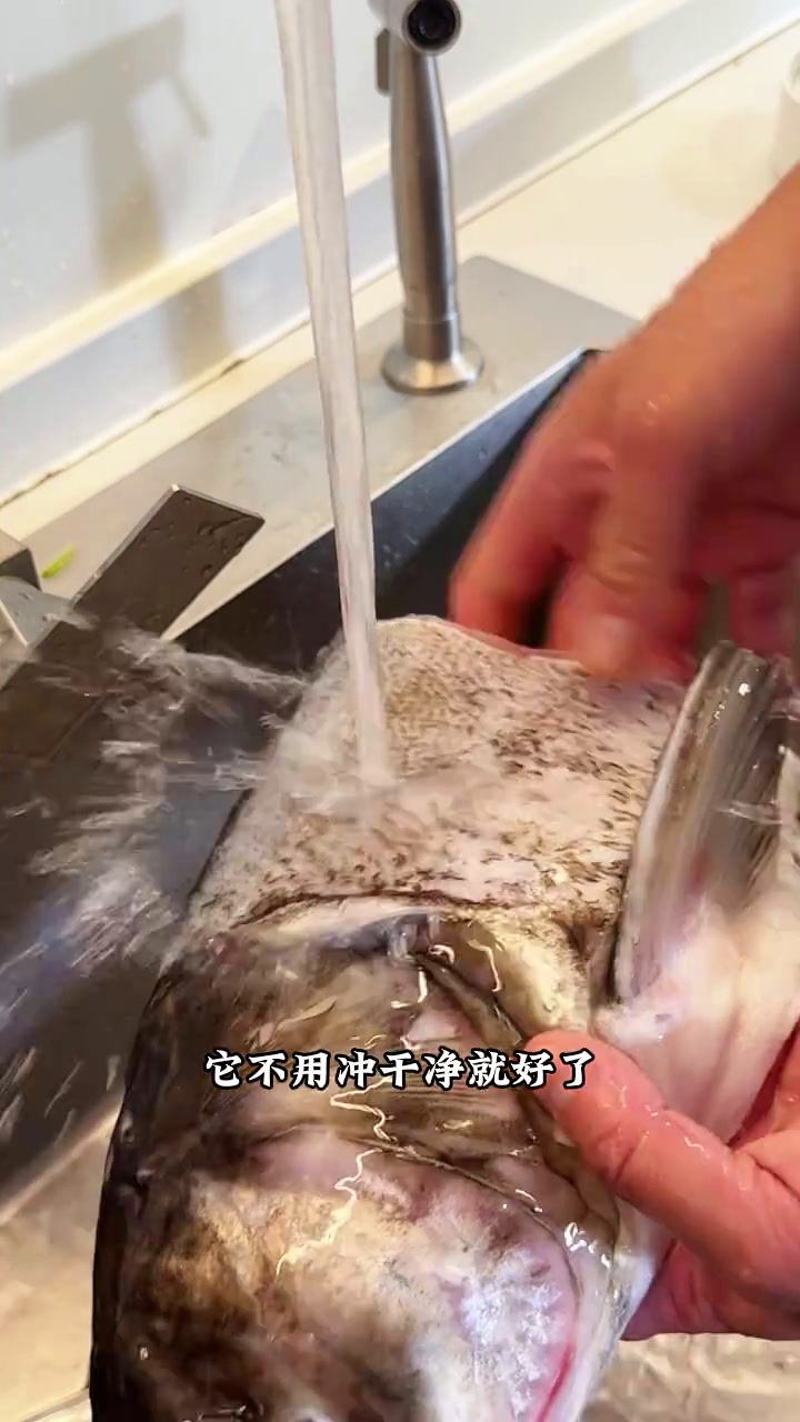 红烩鱼头在本帮菜里很早就有记录,可以搭配粉皮也可以豆腐,酱香味带有甜口,鱼肉软嫩,豆腐吸收