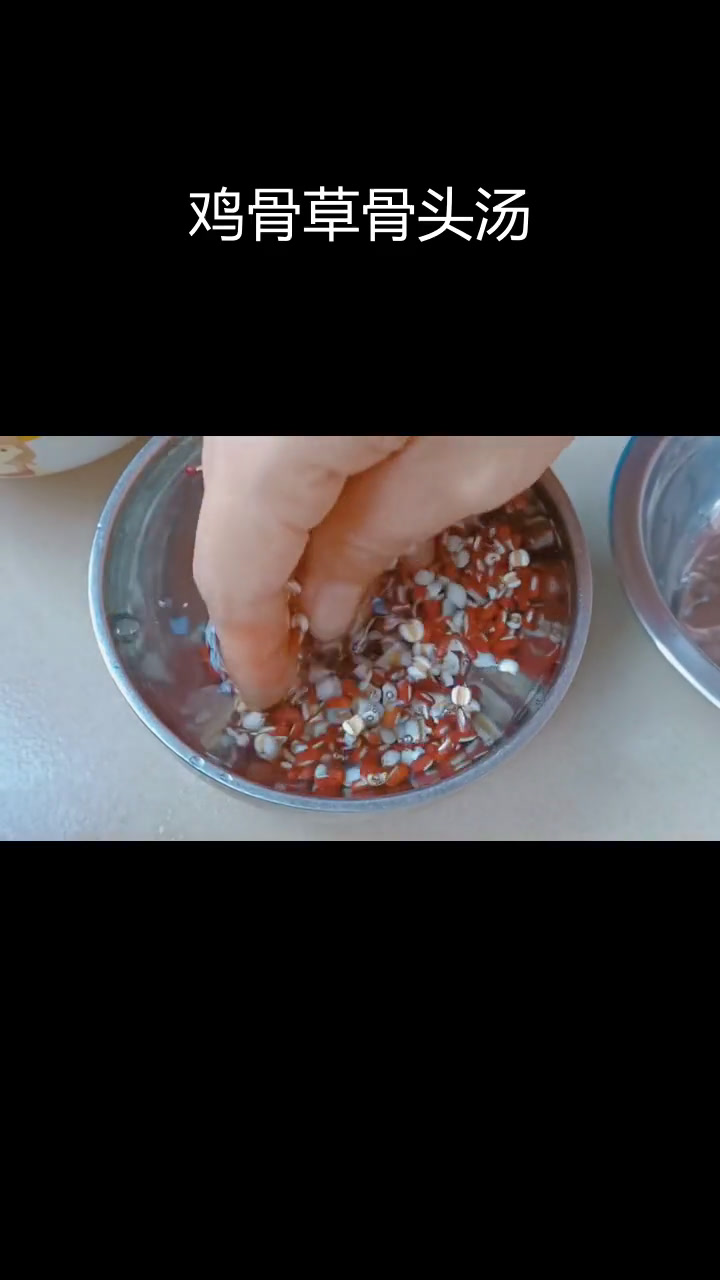 广东人常喝的鸡骨草骨头汤,祛湿解毒,养生又美味