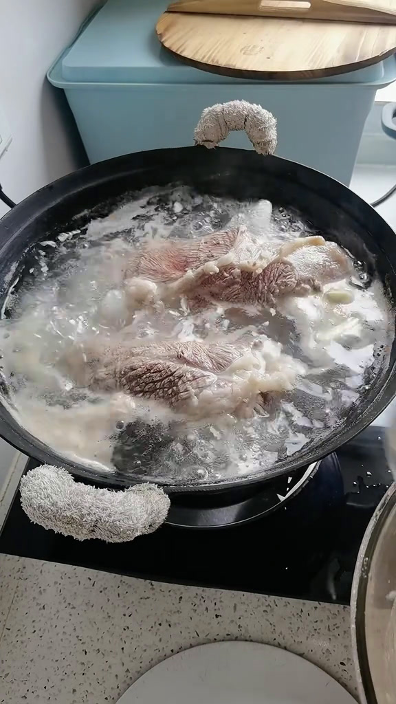逢年过节必备的卤牛肉安排起来,肉质紧实,吃着Q弹劲道,而且起卤超简单,分分钟秒变大厨。记录