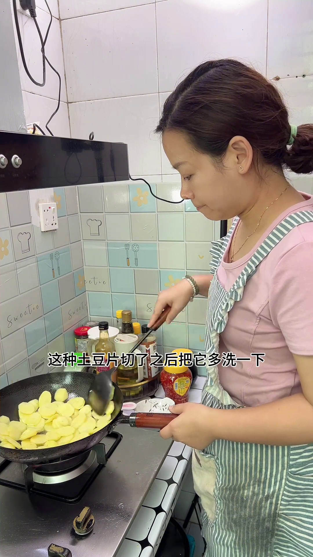 送饭第九天,今日菜品:香辣鸡翅,干锅土豆片,排骨茶树菇汤,普宁酱炒红薯叶记录真实生活我的厨