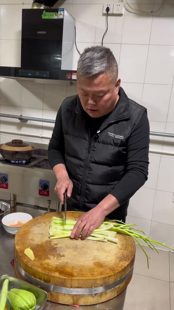 蒜拌马家沟芹菜清口小凉菜,简单易学,安排起来吧凉拌菜清淡饮食爽口小凉菜怎么做老孙的欢乐生活