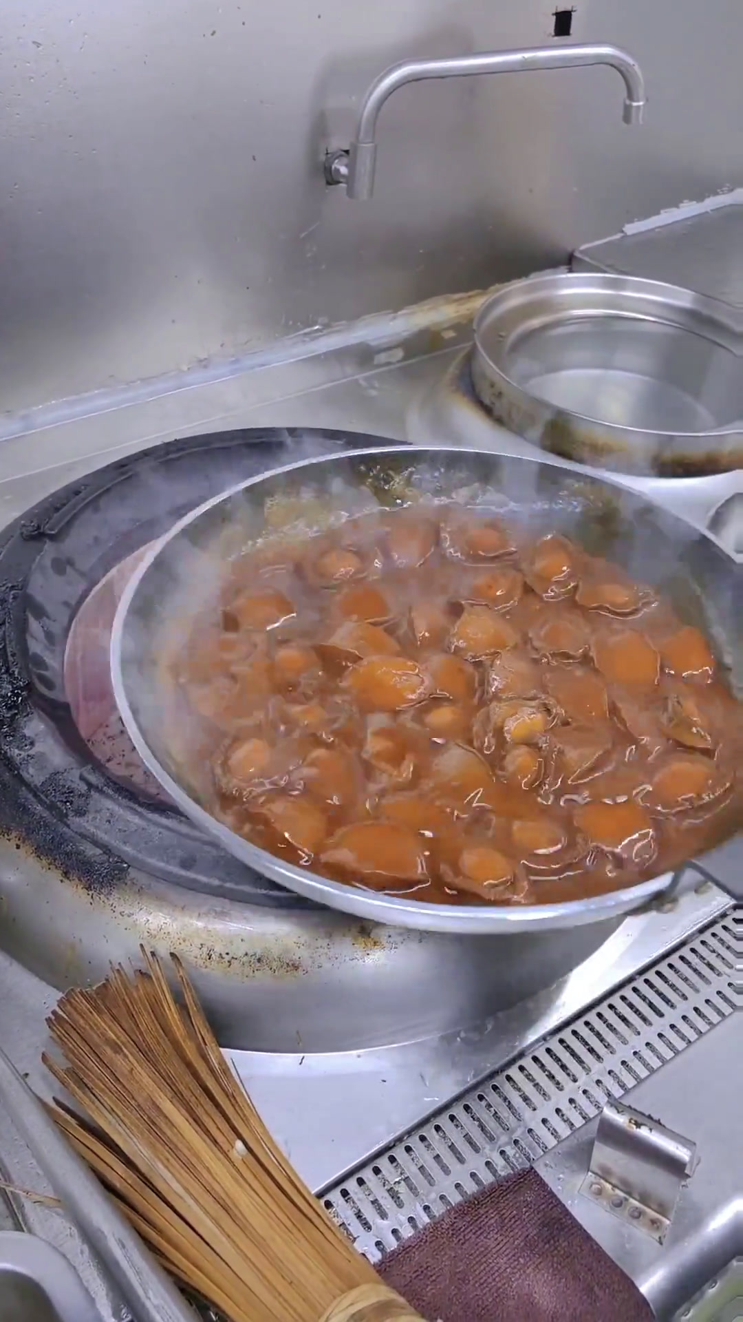 接上期视频分享《鲜鲍变干鲍》收汁入色到出炉的详细操作教程,再次展示我的产品《黑松露鲍鱼捞饭