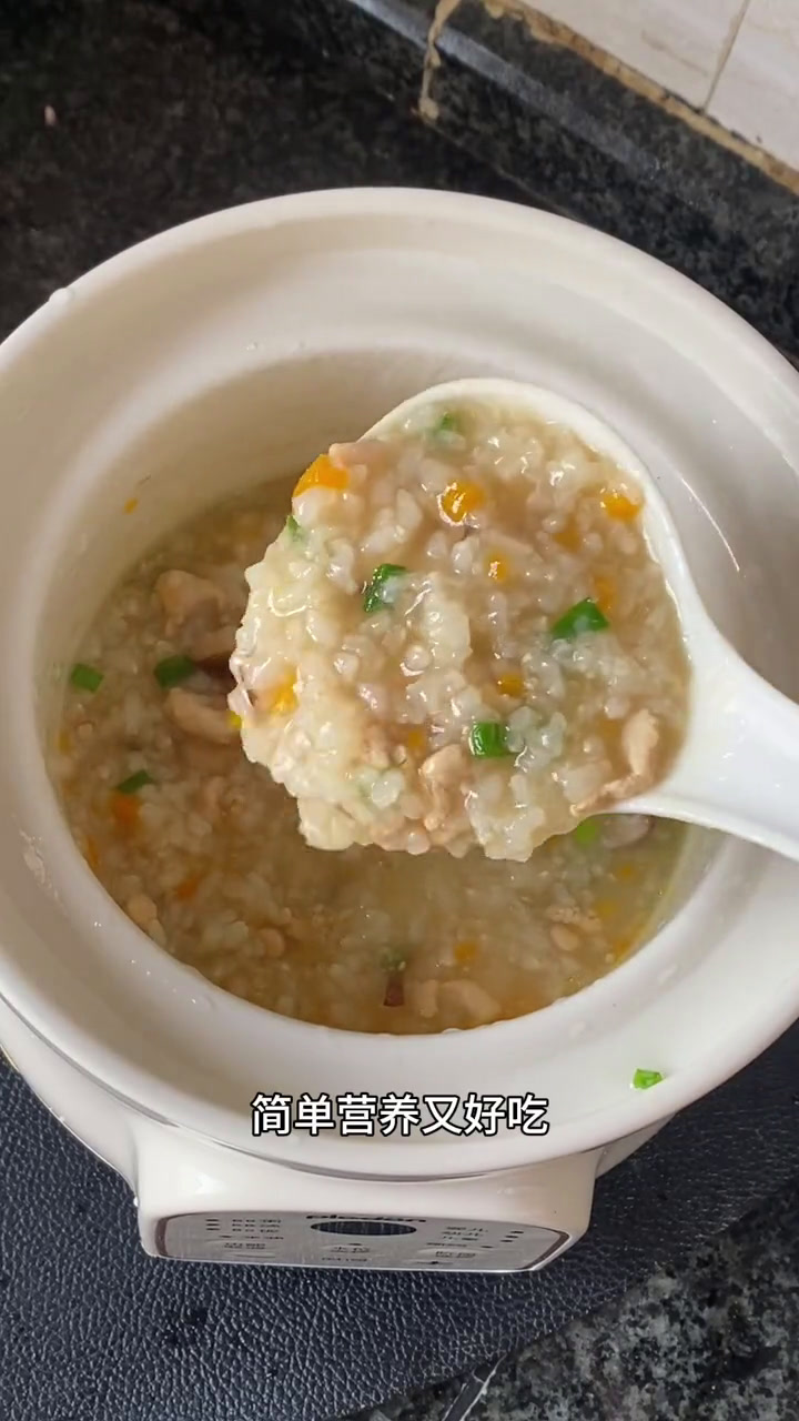别总给宝宝喝白粥了,试试这个香菇鸡肉粥,软烂好消化,营养又好吃,9个月以上宝宝就可以安排了