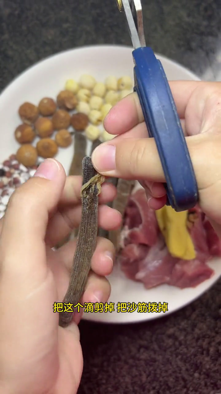 这个沙虫干瘦肉汤,适合大人小孩老人家喝,特别是小孩睡觉床上尿,父母夜尿比较多的,睡眠不好,