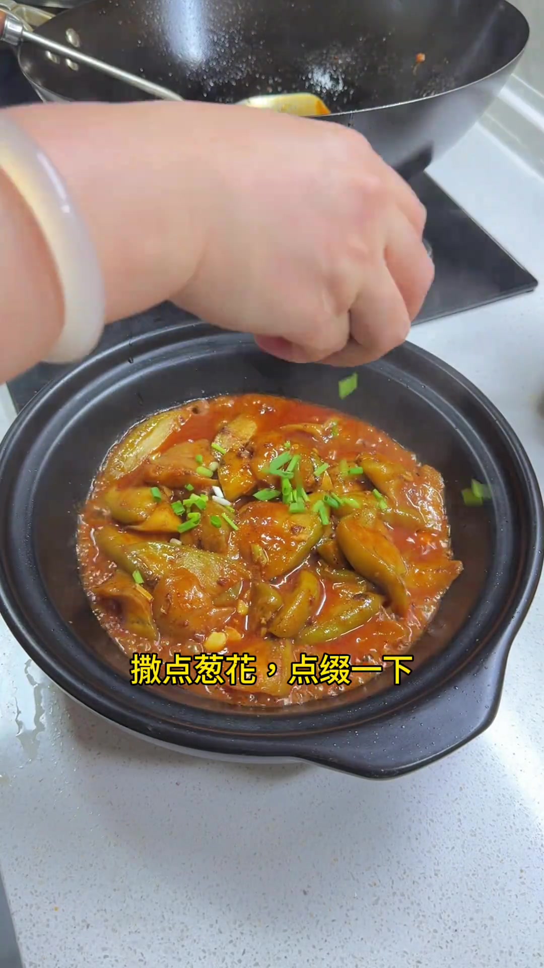 大席上好吃的荷叶饼夹扣肉,自己在家也能做,荷叶饼宣软,扣肉软烂入味,俺家孩子一口气就能吃两