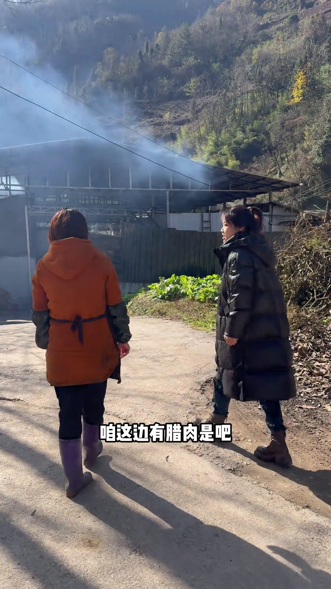 正宗城口老腊肉那么出名原来是它从熏制的这一步就已经与众不同了,吃一口,口齿留香,回味无穷