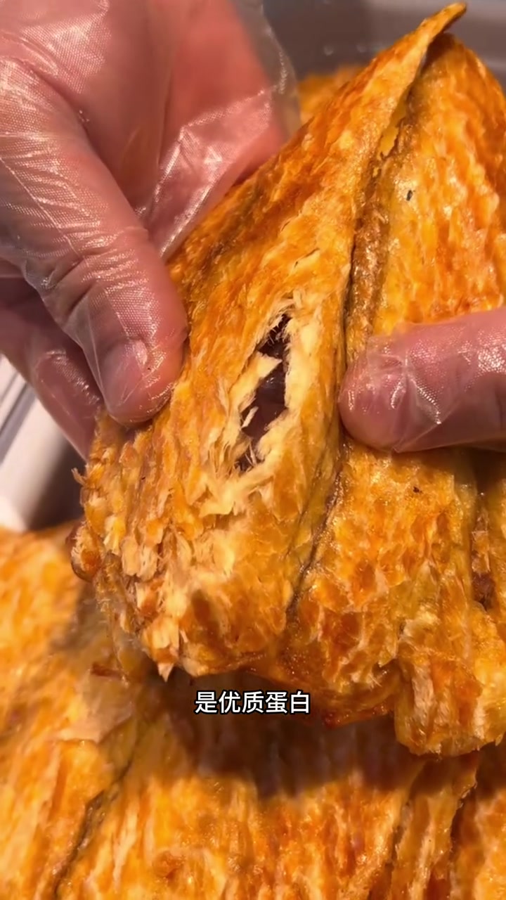 鳕鱼片怎么挑?东北早市土豆哥教你怎么挑选营养健康又美味的碳烤鳕鱼片!鳕鱼片和鱿鱼片的区别!