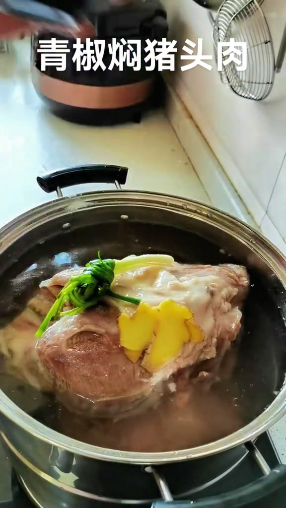 与大家分享一下青椒焖猪头肉的全程做法,这样做的青椒焖猪头肉香辣味鲜,色香味俱全,非常美味