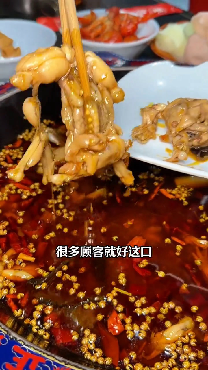 我们家开了8年,美蛙鱼头是我们的招牌,承载了武汉本土的味道。我们家好吃的不止美蛙,还有五大