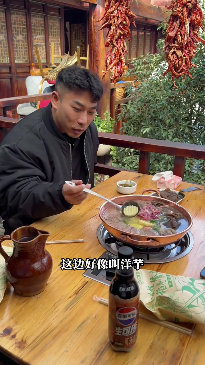 日常vlog|吹过了云杉坪海拔三千米的凉风 也吃过了丽江的杂锅菜和腊排骨 赛场以外的部分也