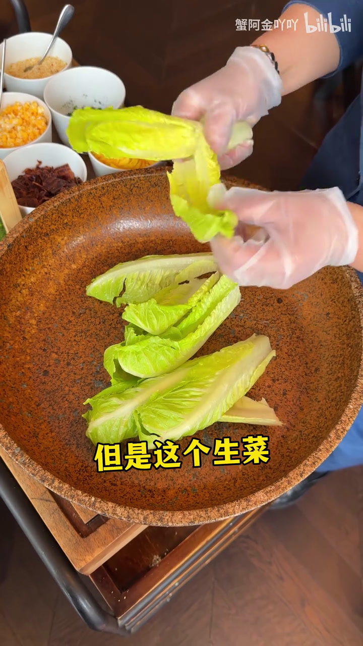 上海128一份的凯撒沙拉!罗马生菜脆脆的～超多芝士!奶香味很浓～