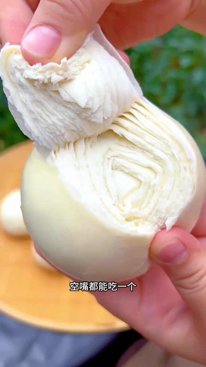 馒头怎么挑?东北早市土豆哥教你怎么挑选营养健康又美味的山东手工千层馒头!普通馒头和千层馒头