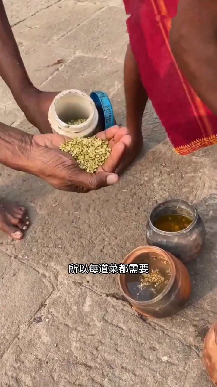 印度乡村制作的瓦罐煨菜