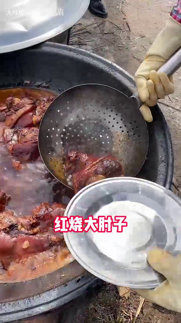 东北农村结婚大席能有多实惠?500块18个菜还带烤羊腿!