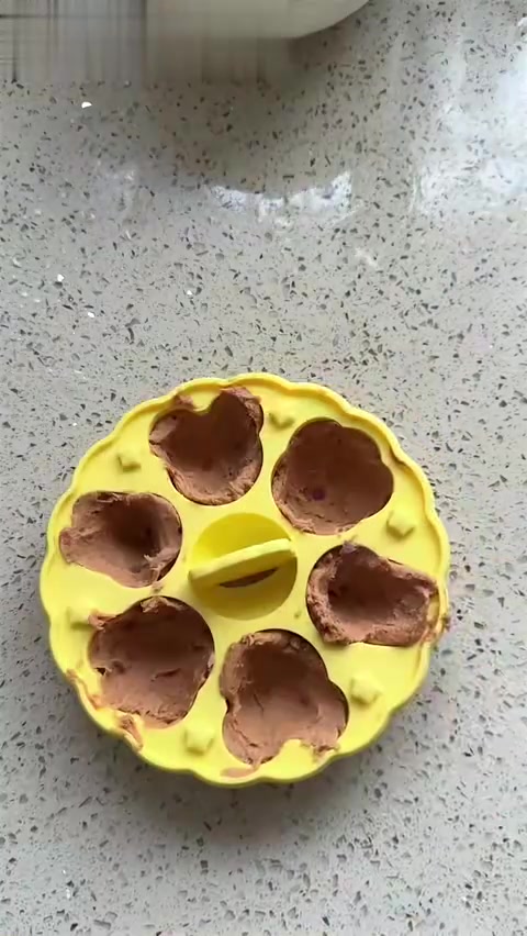 儿童卡通蛋挞,吃着甜品喝着饮品,快乐要赶紧!