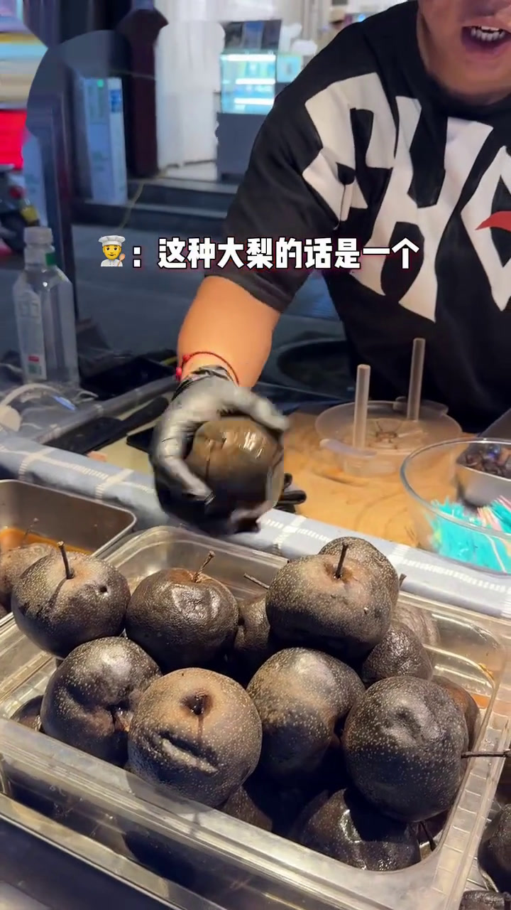 麻辣烫汤底很鲜,种类也很丰富,韩式炸鸡也是外酥里嫩,新鲜出炉的生煎包也是口口爆汁,东北冻梨