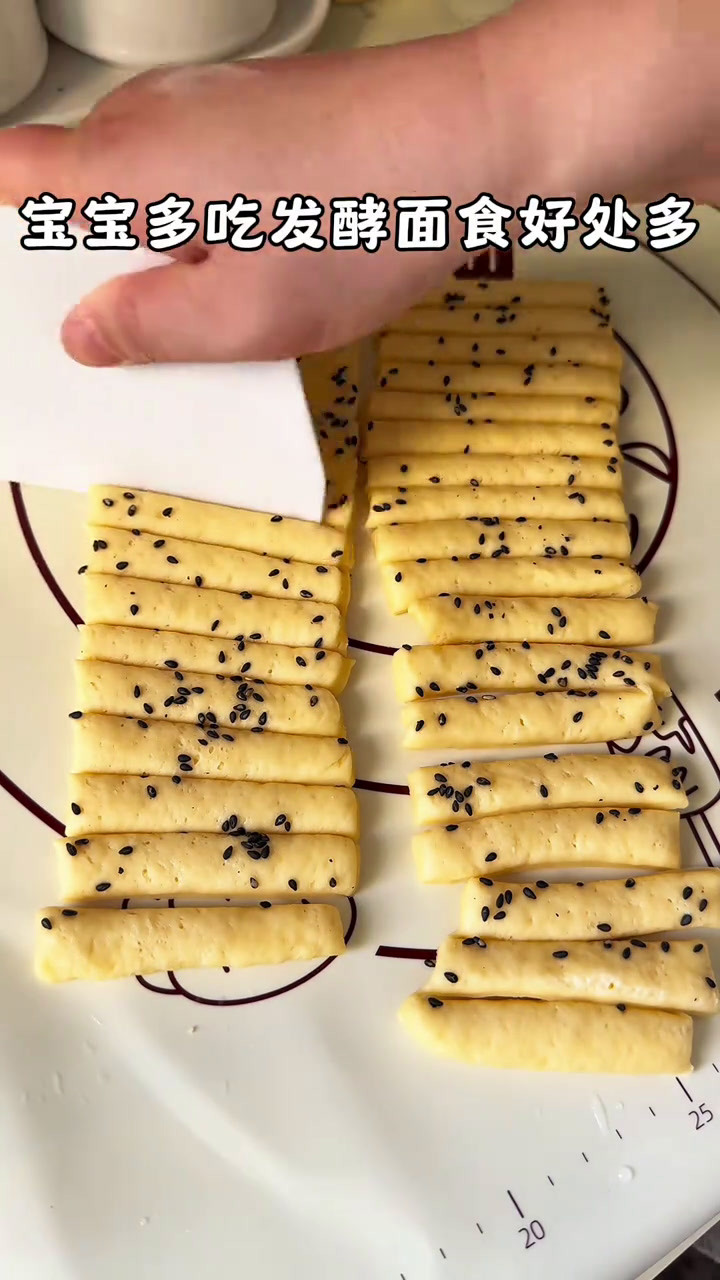 宝宝多吃发酵面食好处多平时可以换着花样给他做这个牛奶棒小面包蓬松暄软越嚼越香没有宝宝能拒绝