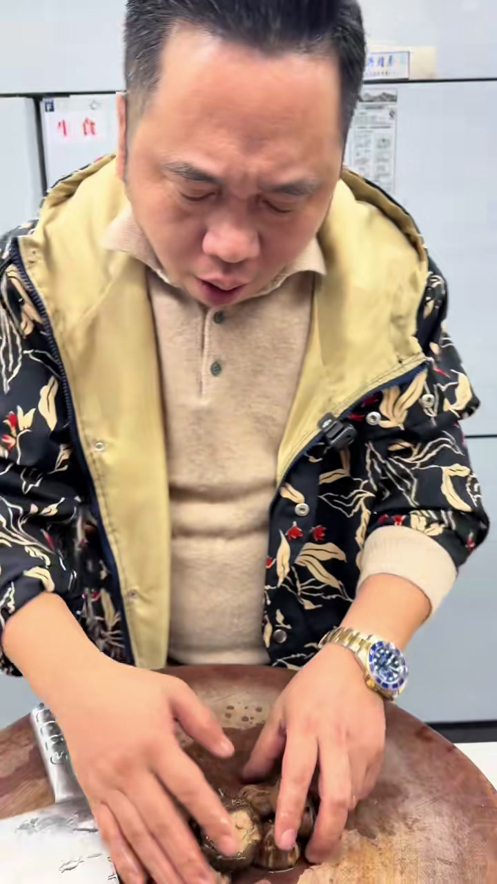 您家年夜饭的餐桌上,少不了这道花菇番鸭炖猪肚哦