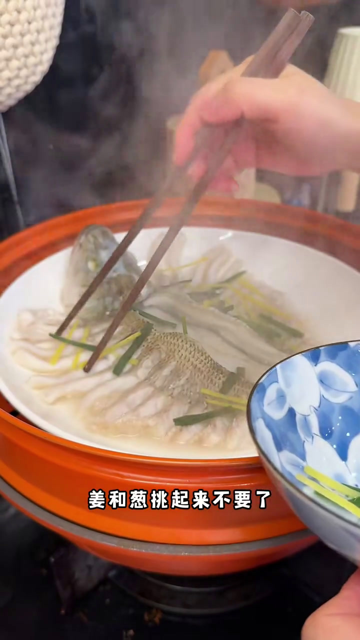 给姐妹分享一下 年夜饭 菜系 年年有鱼 葱油鸡 梅酱排骨 欧