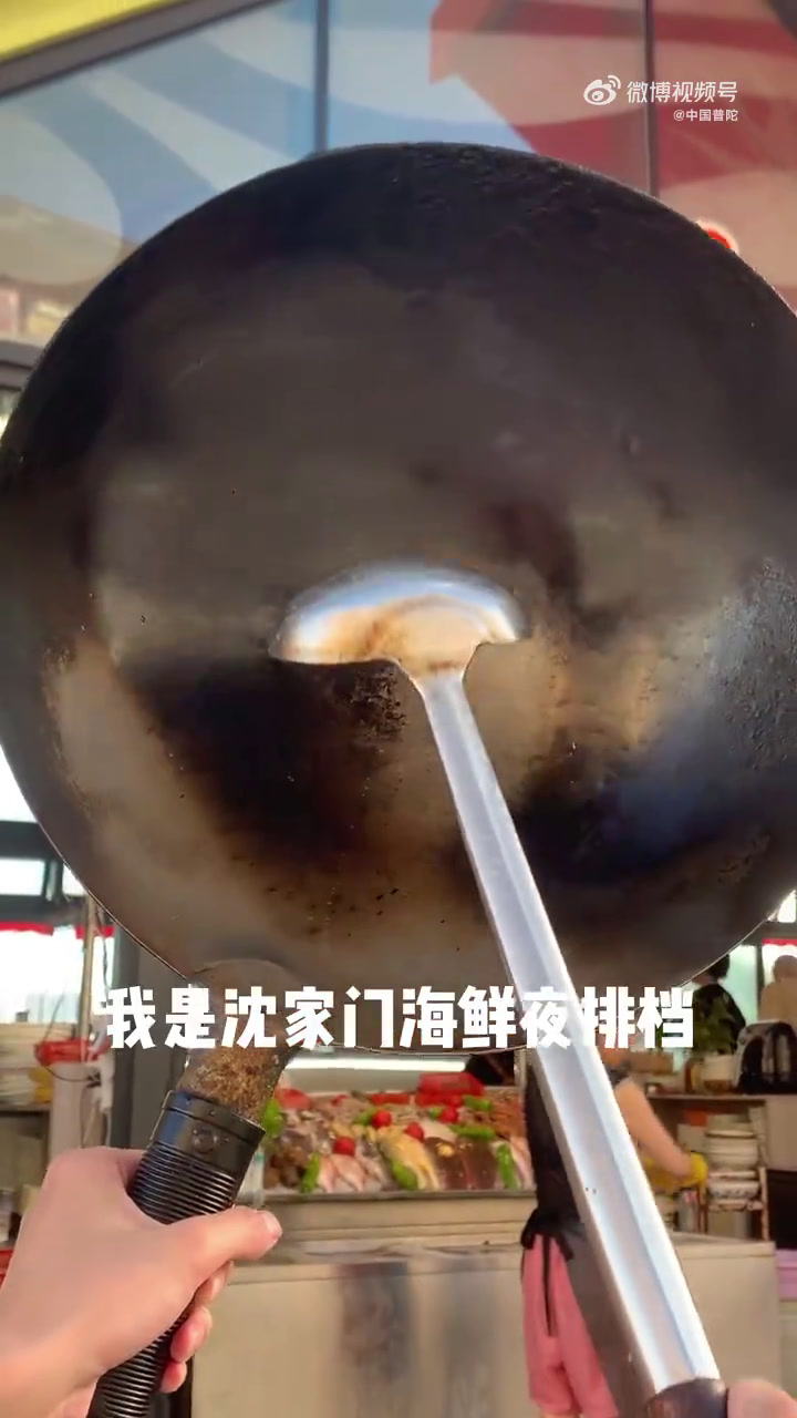 在寻常日子里,邂逅一尾沙秃鱼。简单洗净,放上葱姜,清蒸出锅。鲜嫩的鱼肉,裹挟着大海的咸鲜与