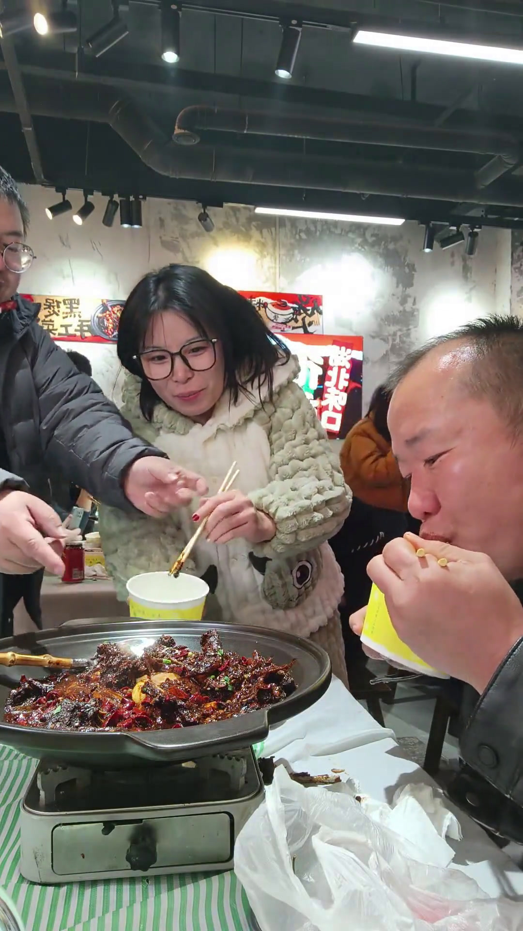 先不够辣,把自己带的龙溪,世界上最辣的辣椒配着吃辣挑战!