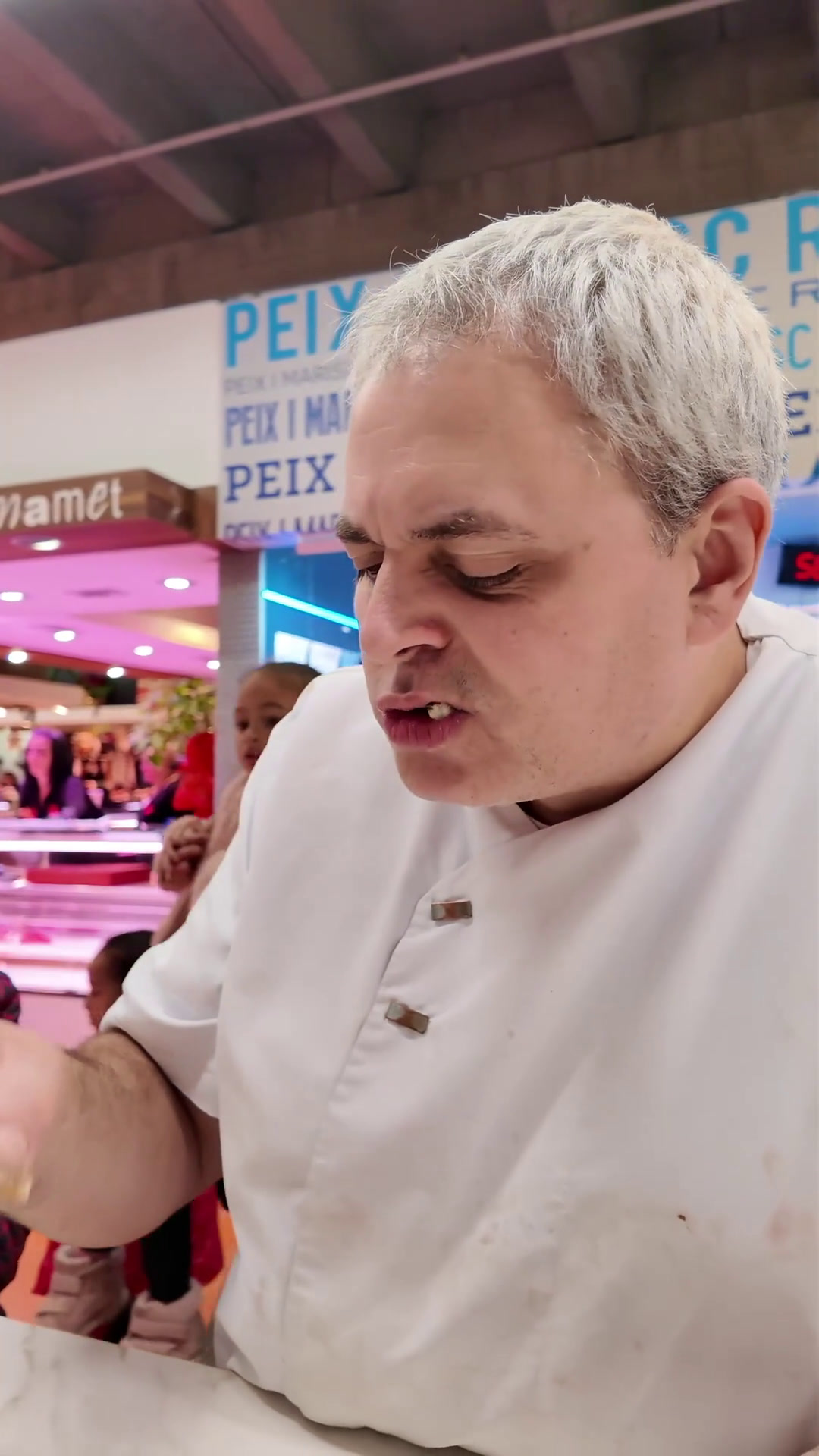 中国人在西班牙卖风味茄子,场面差点失控