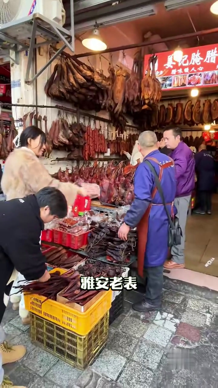 雅安老表专门开车带我来的一家香肠腊肉老店～