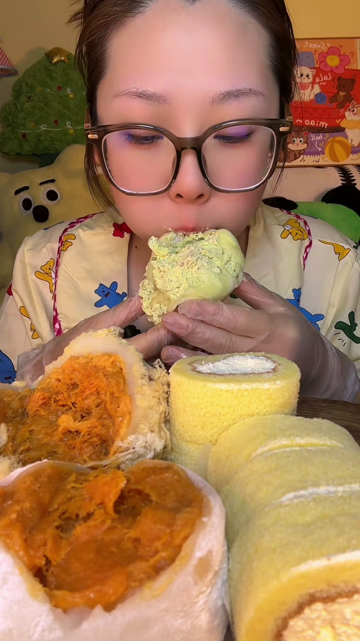 奶黄爆浆麻薯好好吃 罗森的糯糯蛋糕卷也好吃!