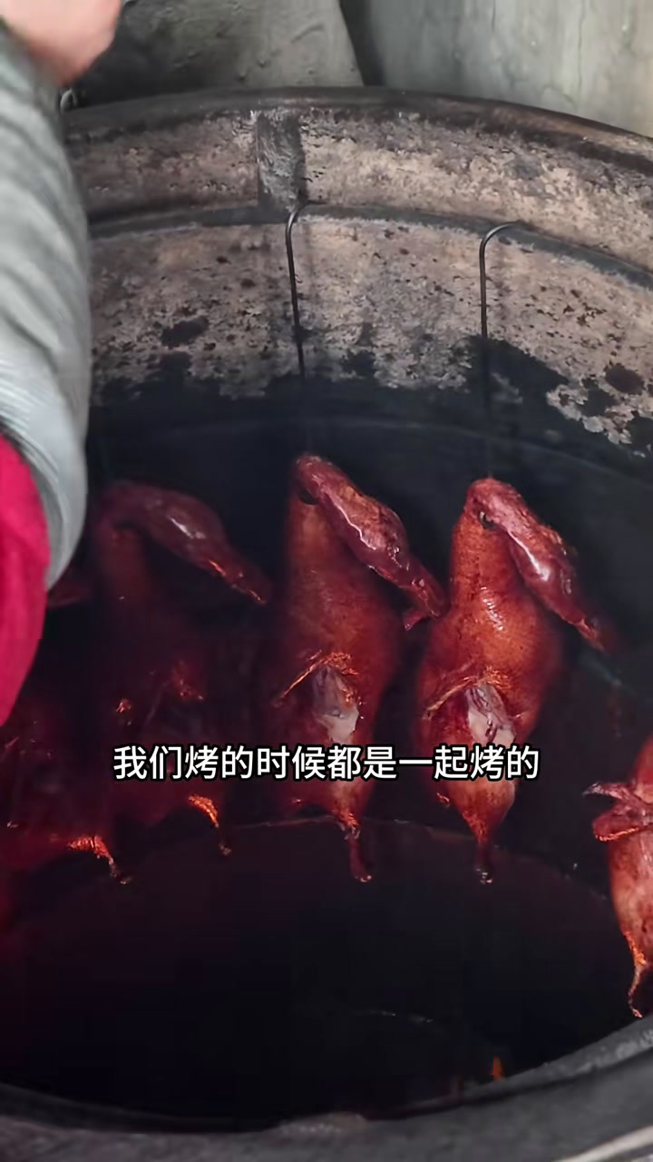 云南宜良非遗烤鸭,开了45年卖35一只,皮脆肉嫩每天卖几百只