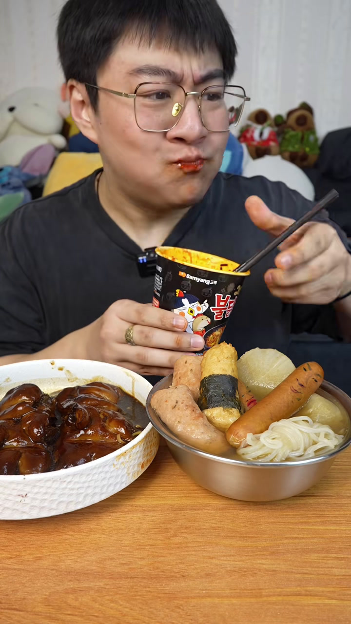 红烧猪蹄火鸡面加麻酱关东煮加蓝莓慕斯