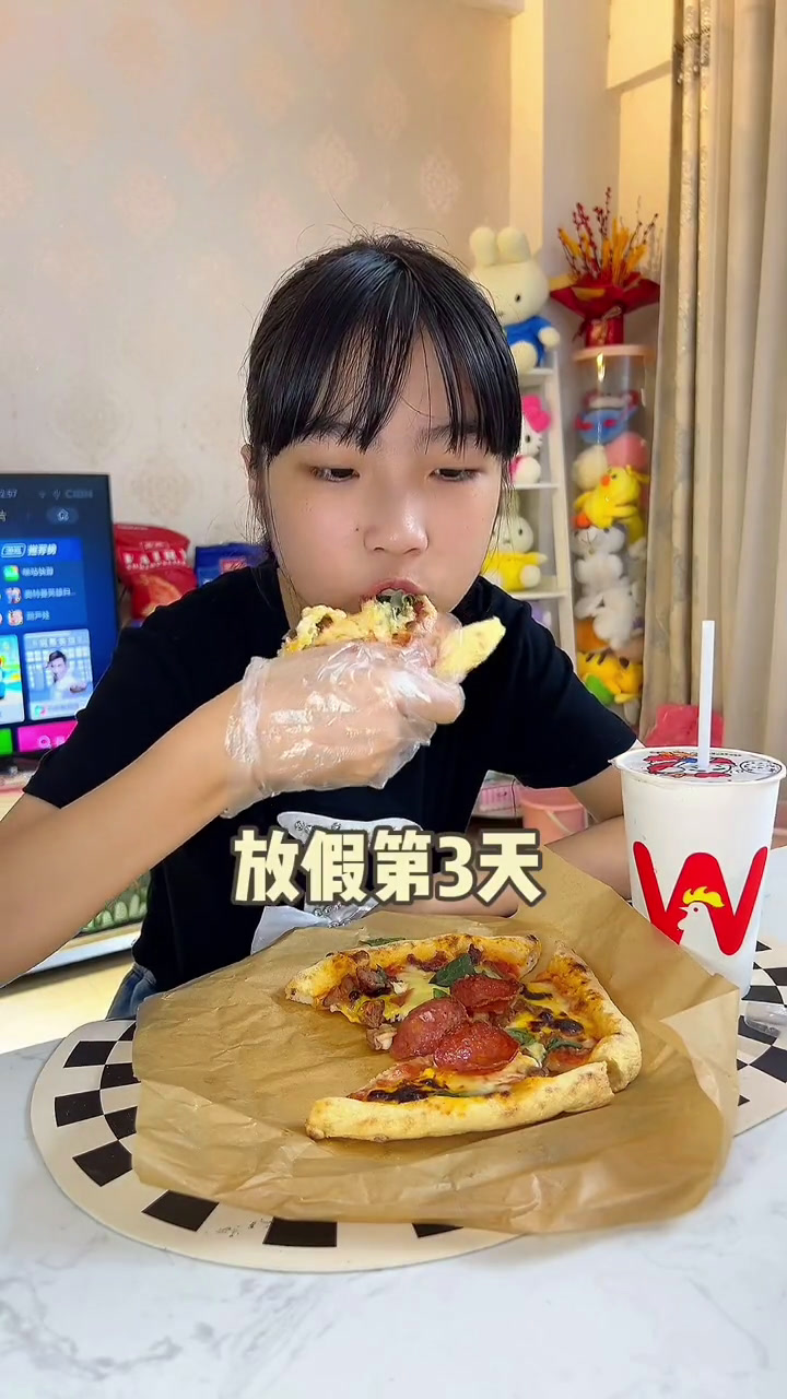 放假第3天到外面打包了一份披萨还有汉堡回来吃,感冒了没有介口,放假就想放松一下想吃什么就吃