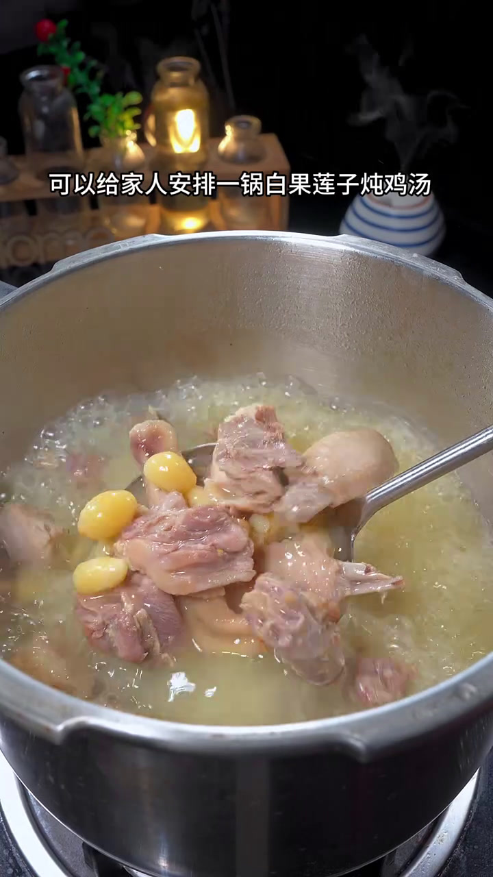 过年你就给家人做这个白果莲子炖鸡汤 舌尖上的美味