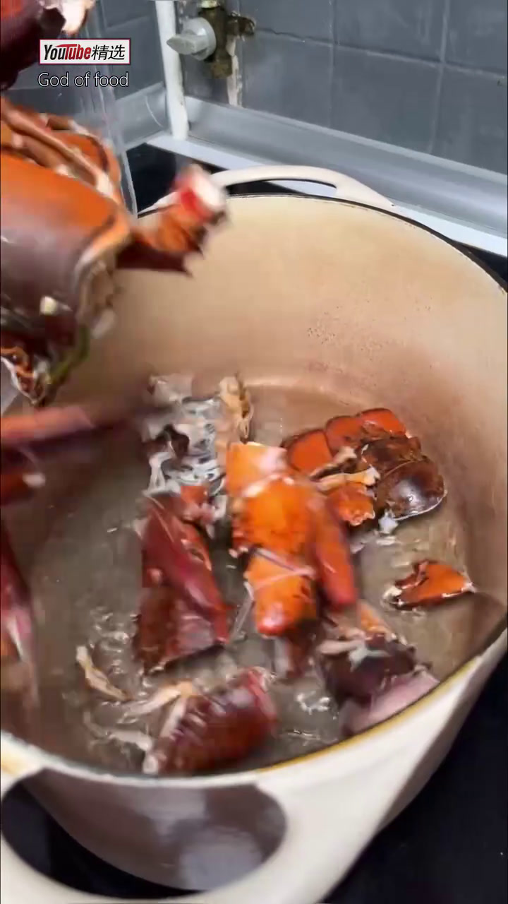 今天夜宵来一份龙虾三文鱼香煎拼盘,鲜香颜值俱全