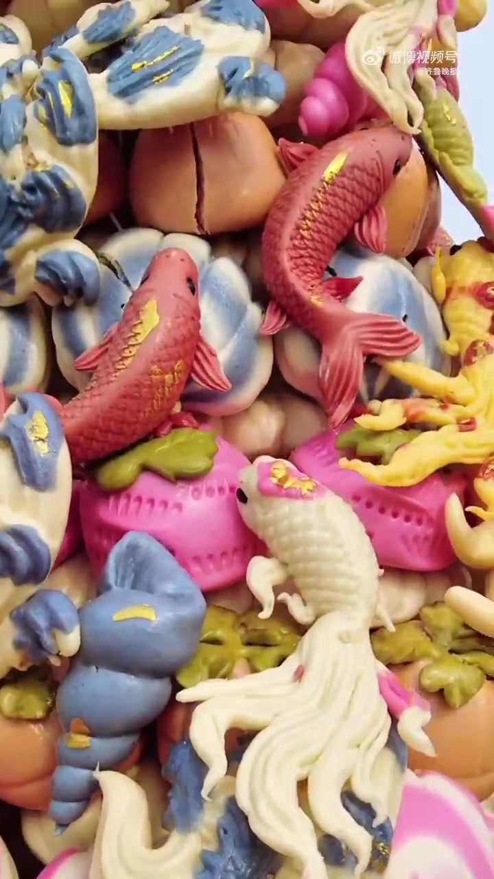 2米多高的大花馍亮相日照“海洋大集”,花馍上可爱的海洋动物元素惟妙惟肖,让人骄傲的海上火箭