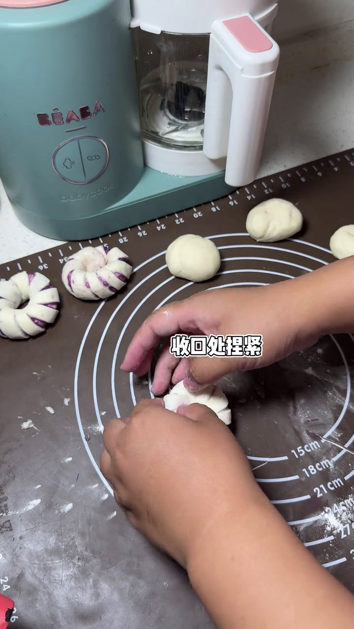 新的一周辅食来啦这周做了南瓜小馒头(一口一个)紫薯甜甜圈馒头(松软香甜)鸡腿浓汤宝(煮粥煮