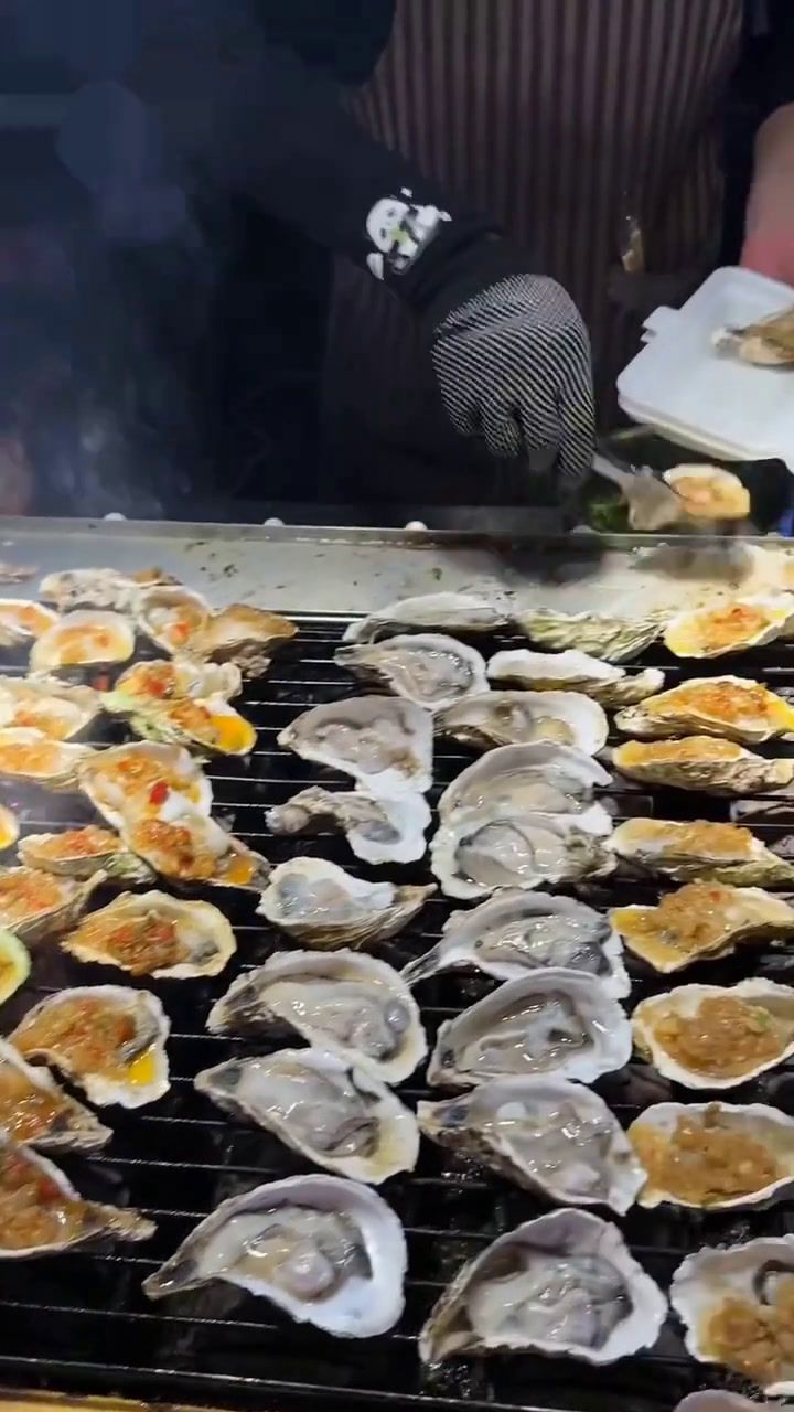 今日份小吃街铁板鱿鱼好喜欢,每串都很入味,香酥鸡也是外酥里嫩,梅花小蛋糕每口都是松松软软的