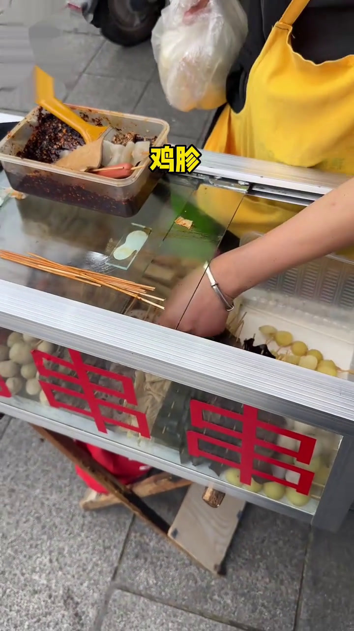藏在玻璃箱里的串串美食,糯叽叽的好好吃