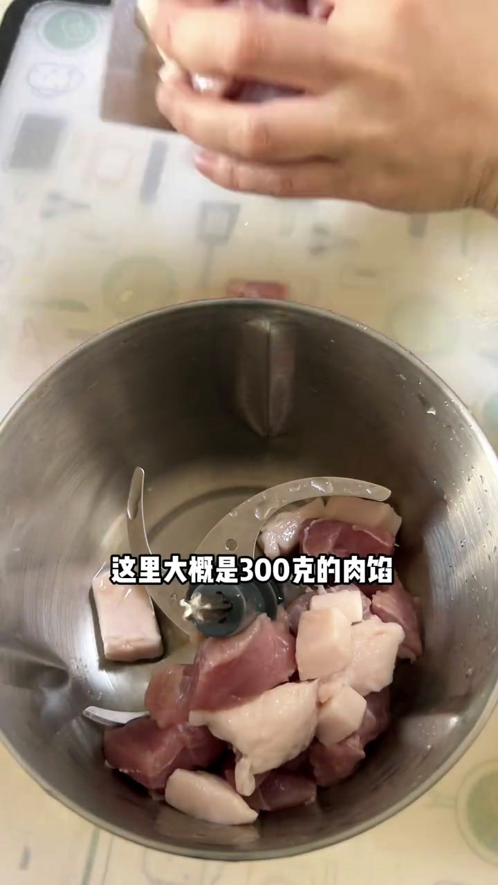 做了不用揉面不用擀面的发面肉饼,松松柔软的巨好吃,面食小白也能轻松搞定,搭配润肺银耳雪梨羹