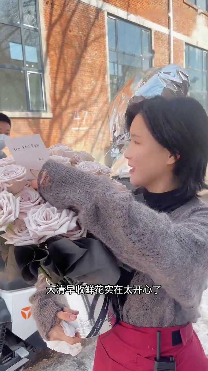 生日这天包了600多个快递,我的面包师偷偷给我做蛋糕,蜡烛从好利来薅来的哈哈哈