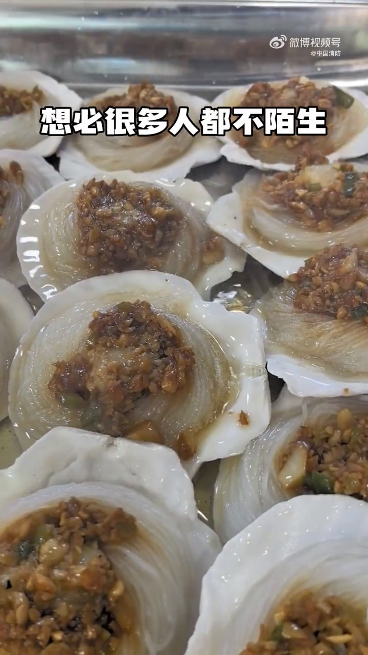 扇贝粉丝蒜蓉是一道非常受欢迎的海鲜美食,做法简单,味道鲜美。春节临近,想必不少小伙伴家中年