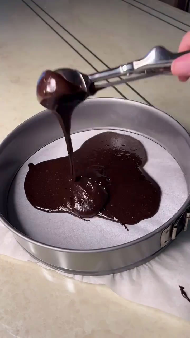 布朗尼芝士蛋糕:简单又美味的双重享受  材料 布朗尼部分:120毫升植物油 80克黑巧克力