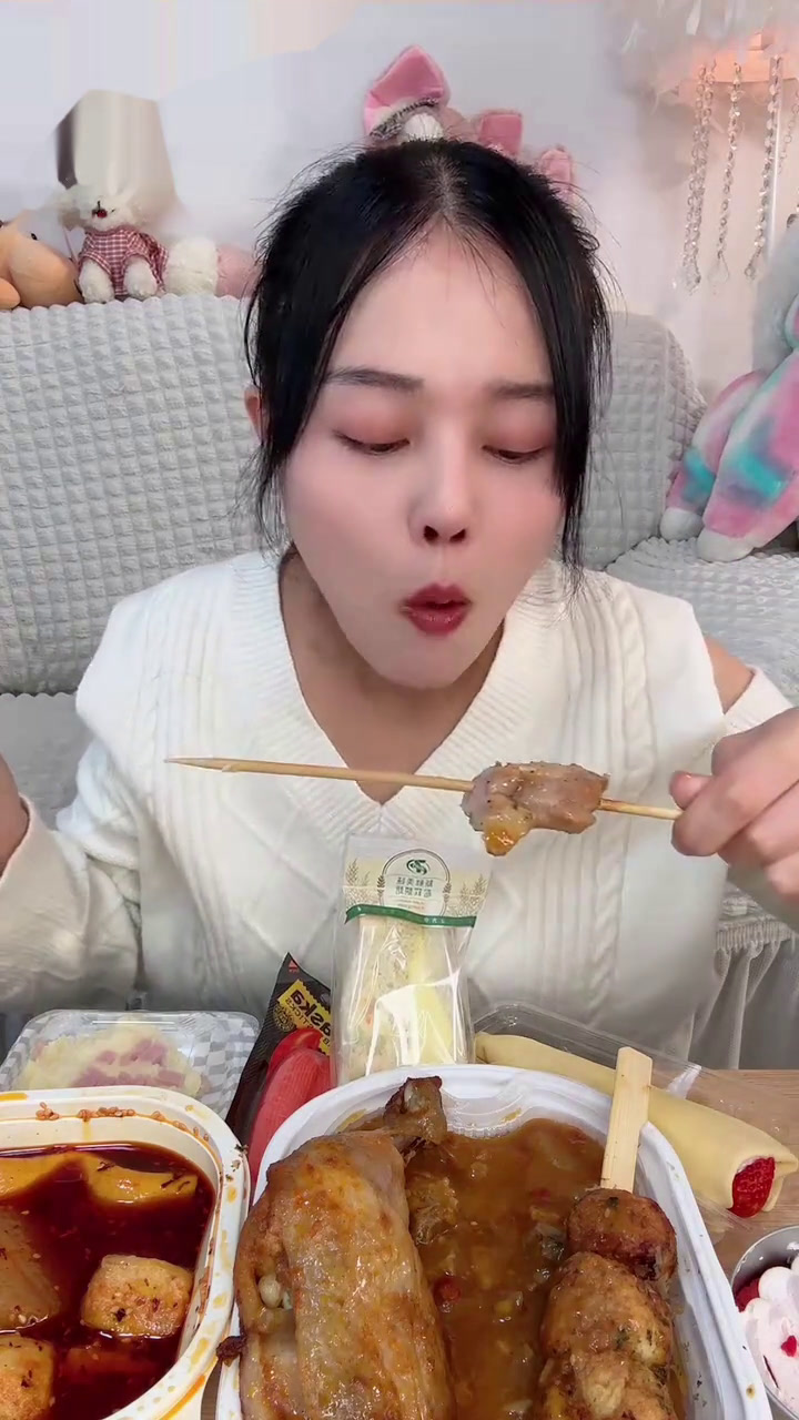 钵钵鸡风味的关东煮味道也不错,今天的鸡腿也是很厚实,大盘鸡土豆炖的很烂糊,拌入米饭太香了,
