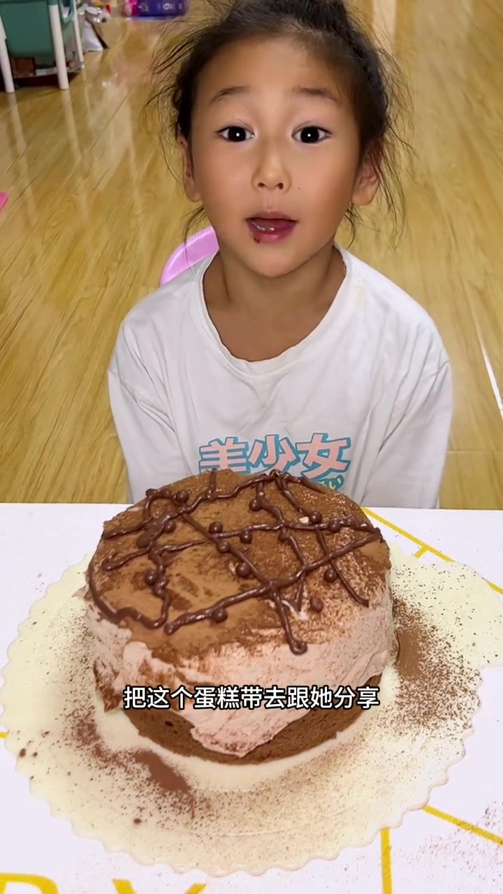 看我女儿做的小蛋糕!你有女儿吗?你女儿会做小蛋糕吗!