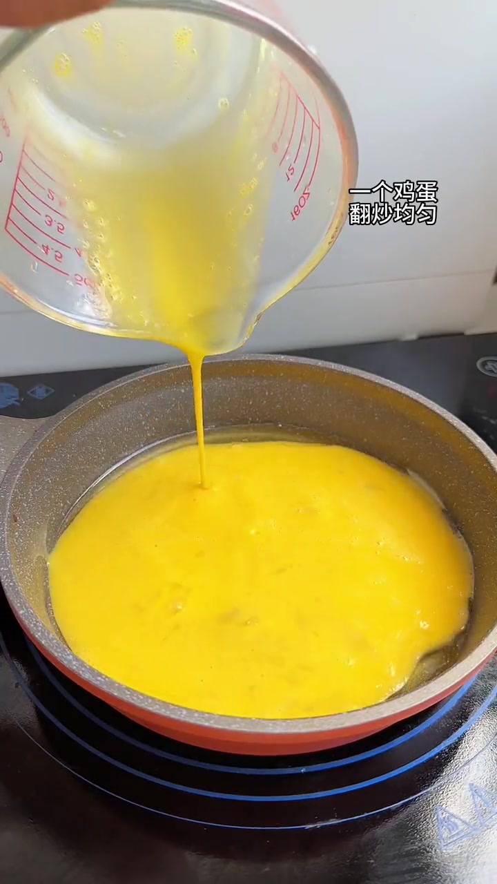 辅食不内卷,宝宝爱吃最重要,夏天就适合这种清爽的南瓜素馅包,一口下去满满蔬菜,孩子吃不够