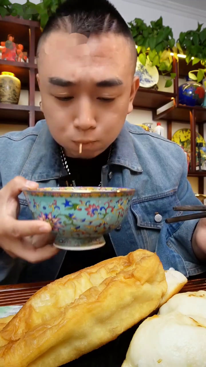这早上起来,来一碗豆腐脑胡辣汤的两掺配上水煎包和油条,太棒了