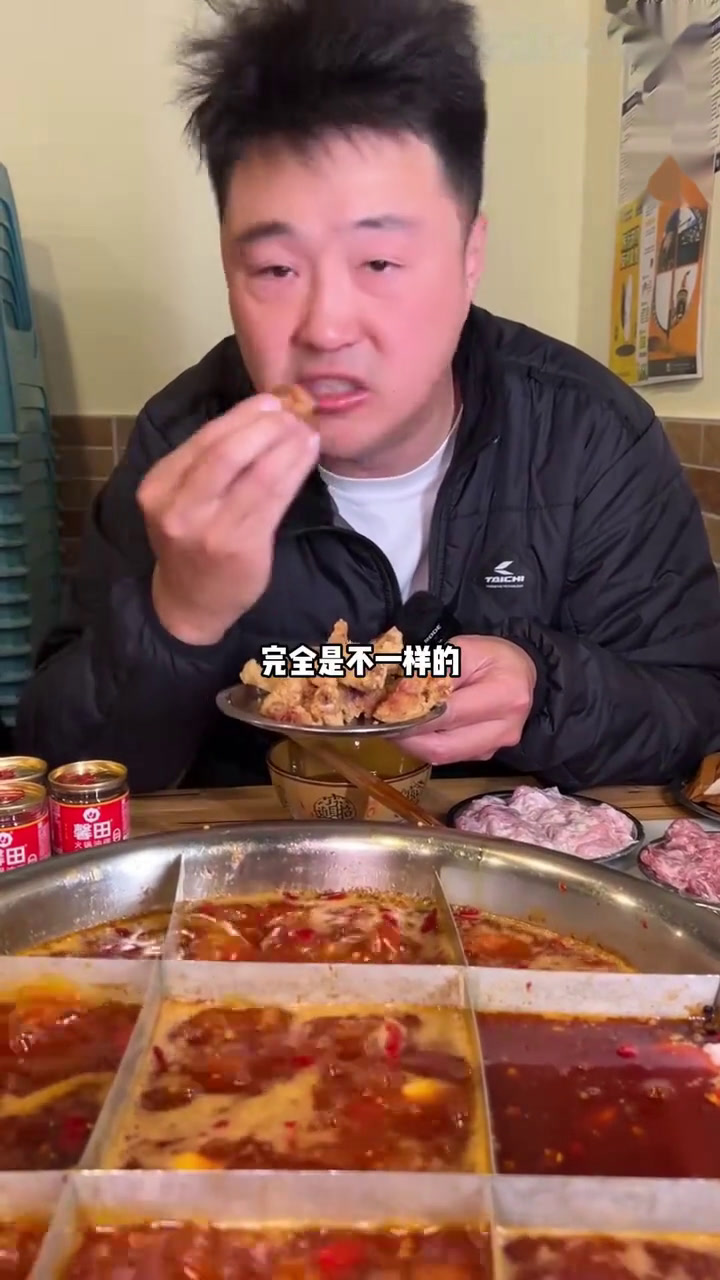 加了泡椒在火锅里的重庆老火锅,有点大阳沟的味道,这种火锅一定是中火慢煮,越熬越香!