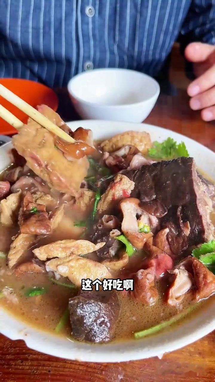 被朋友去吃这家卤煮,吃下来感觉上当了……