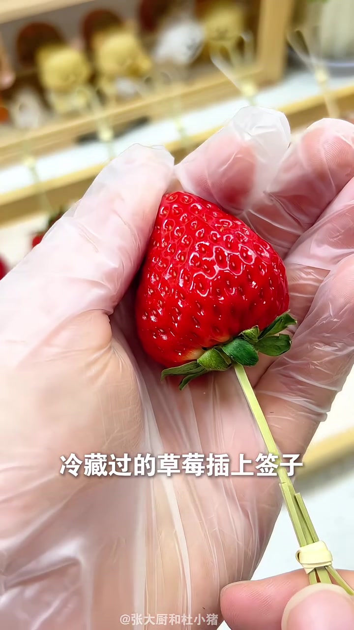中国男人沉浸式给女友做草莓巧克力 新的一年,吃草莓,莓有烦恼