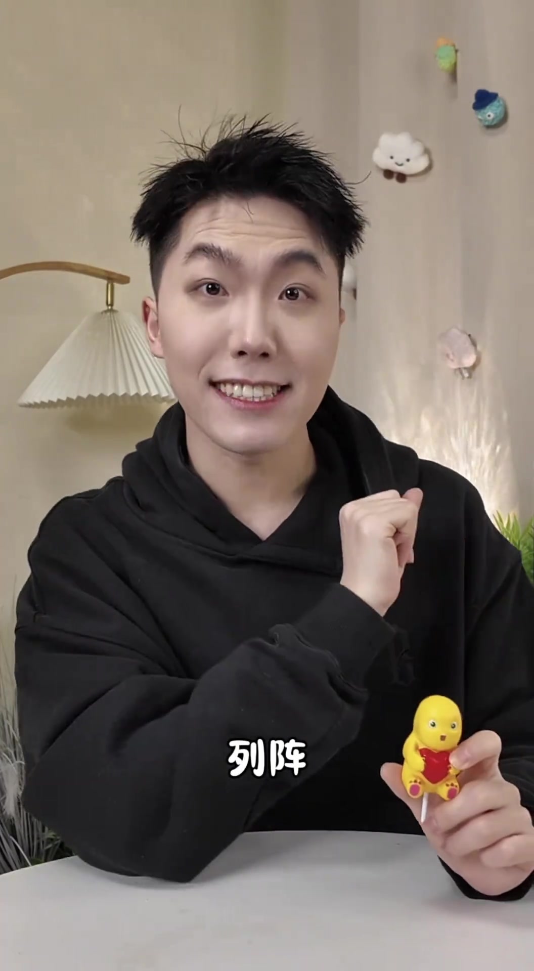 这个蛋黄派不是黄色的吗?