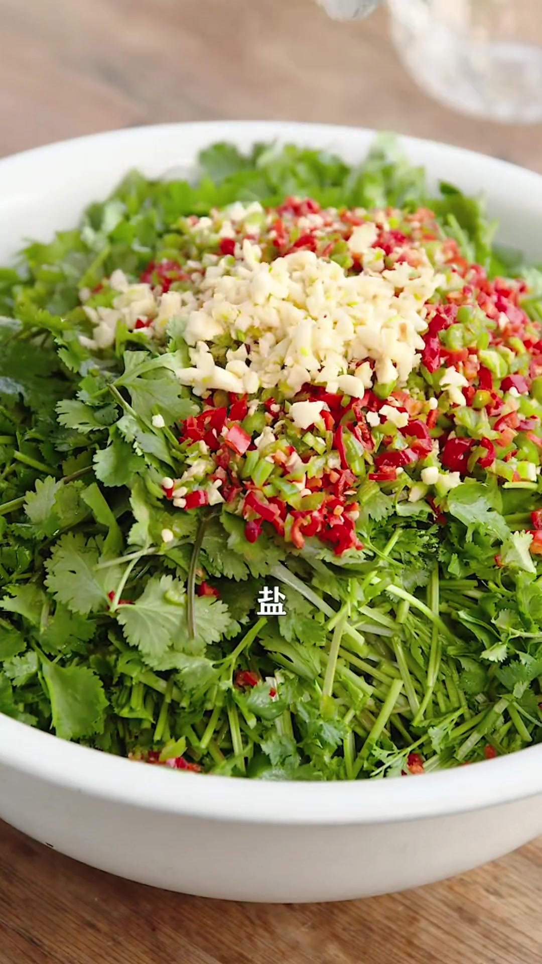 地里的香菜多得吃不完,把它腌起来能吃很长时间